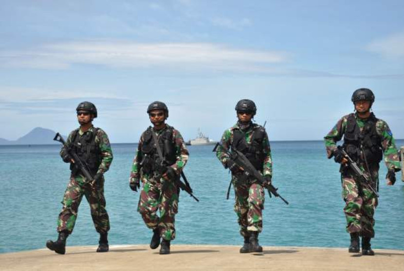 Prajurit TNI AL Koamabar I KRI Lemadang-632 berpatroli di kawasan Pulau Nasi, Provinsi Aceh, Sabtu (31/8/2019). (Antara Foto)