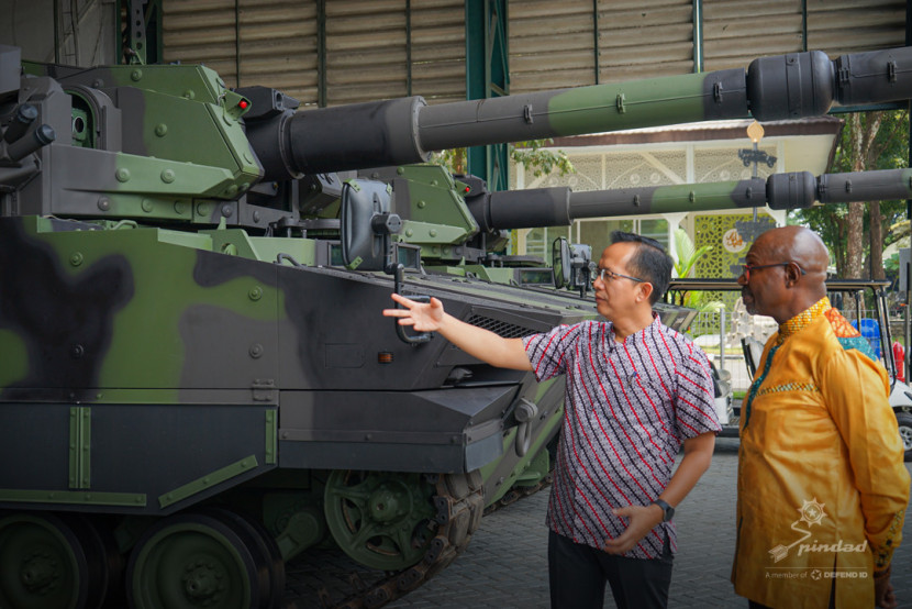 Duta Besar Rwanda HE Abdul Karim Harelimana tertarik dengan produk-produk pertahanan buatan PT Pindad. Foto: pindad.com