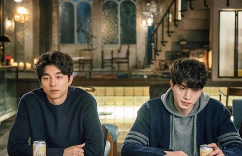 Gong Yoo (kiri) di salah satu adegan serial drama Goblin. (Dok. TvN)