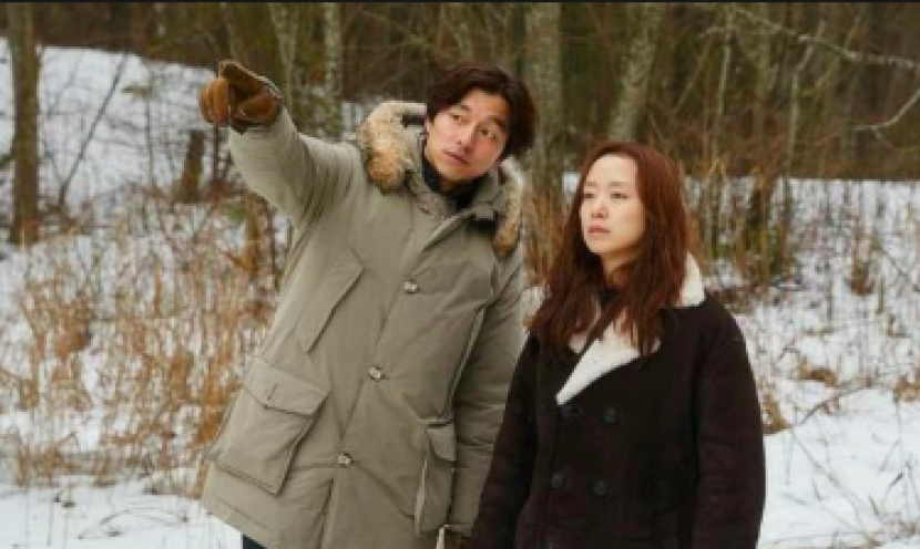 Gong Yoo (kiri) di salah satu adegan film A Man and a Woman. (Dok. Showbox)