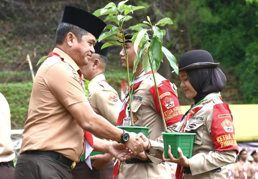 KSAD Jenderal TNI Maruli Simanjuntak menyerahkan bibit pohon kepada anggota Pramuka peserta Persami untuk ditanam di lahan seluas 5 hektar. Foto: TNI AD