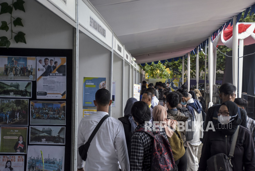 Pencari kerja berada di salah satu stan perusahaan pada Job Fair (ilustrasi). Foto: ABDAN SYAKURA/REPUBLIKA