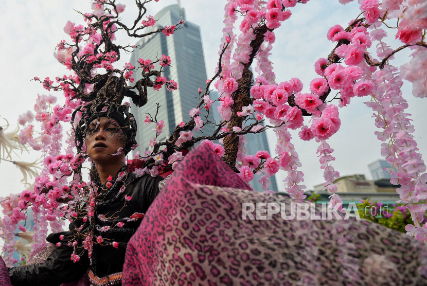 Komunitas Warriors, Survivors Kanker Payudara Lovepink menggelar parade kampanye kanker payudara saat Hari Bebas Kendaraan Bermotor (HBKB) di kawasan Bundaran Hotel Indonesia, Jakarta, Ahad, 15/10/2023. Gambar: Republika