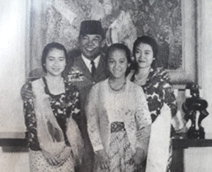 Bung Karno dan tiga anak perempuannya tahun 1965. (Foto: Repro Buku Cindy Adams)