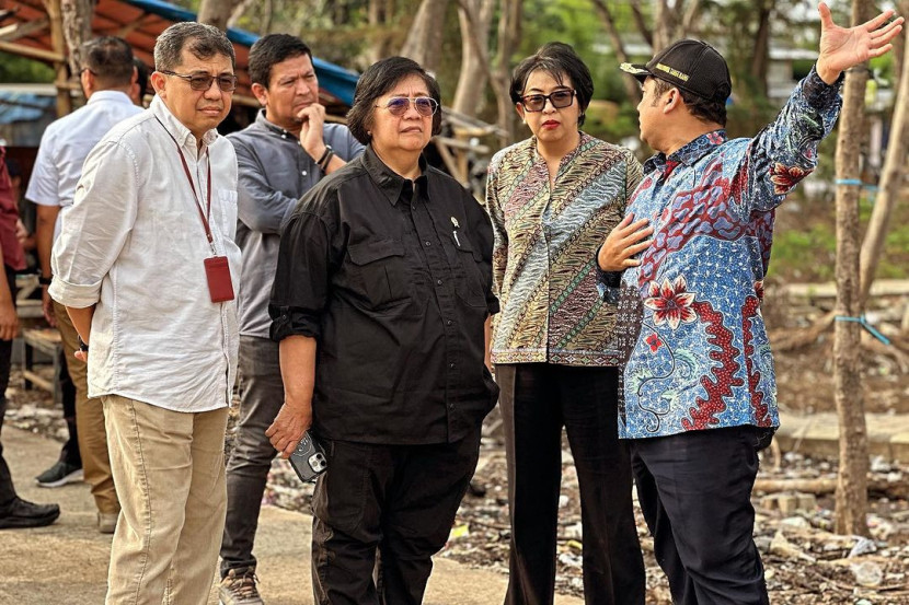 Menteri LHK Siti Nurbaya didampingi Direktur Jenderal Pengelolaan Limbah, Sampah, dan Bahan Beracun Berbahaya (PSLB3) Rosa Vivien Ratnawati meninjau kondisi TPA Rawa Kucing, Tangerang. (FOTO: IG @rosavivienratnawati).