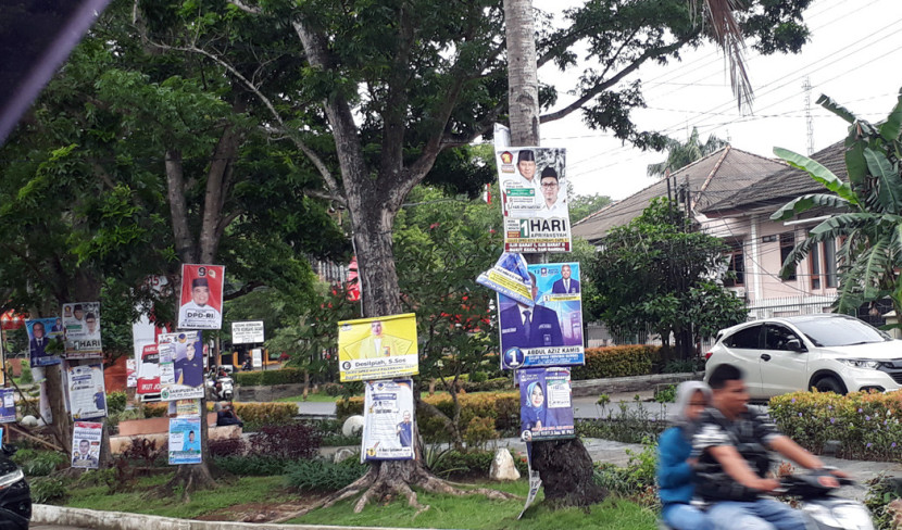 APK visual caleg dan capres memenuhi taman kecil di sudut Jalan Sultan M Mansyur, Bukit Lama, Palembang. (FOTO : Maspril Aries)