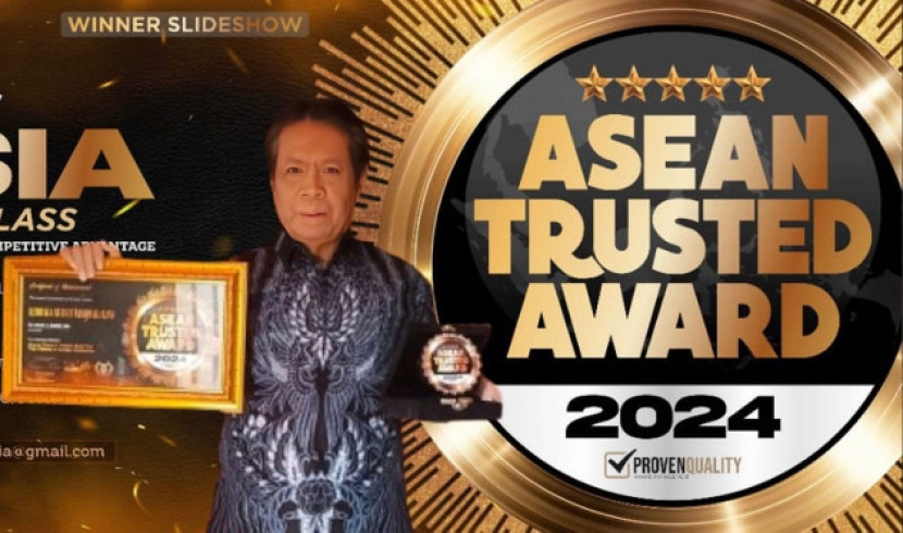 Founder LSN Umar Bakry meraih ASEAN Trusted Award. Dok Republika