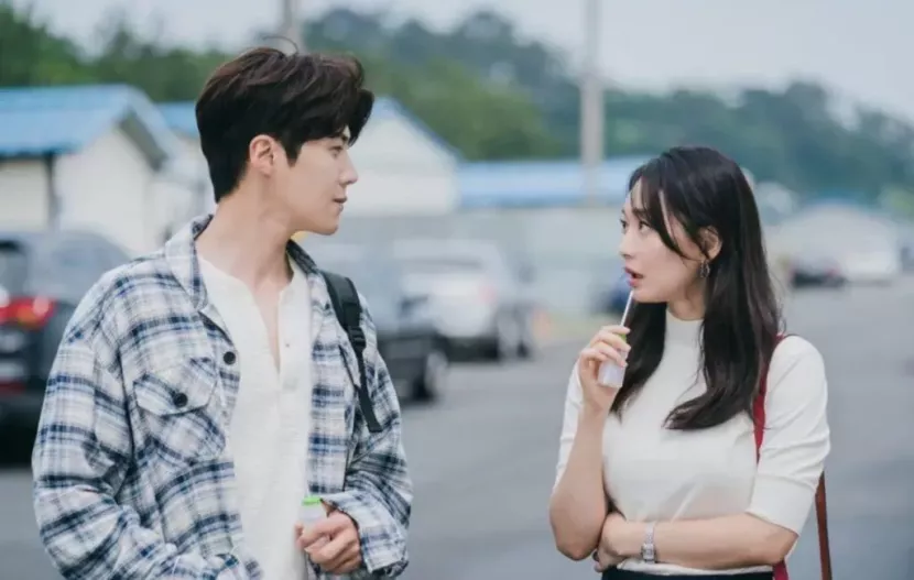 Kim Seon Ho (Hong Du Sik) dan Yoon Hye Jin (Shin Min A) saat pertama bertemu pertama kalinya di Desa Gongjin. (Netflix)