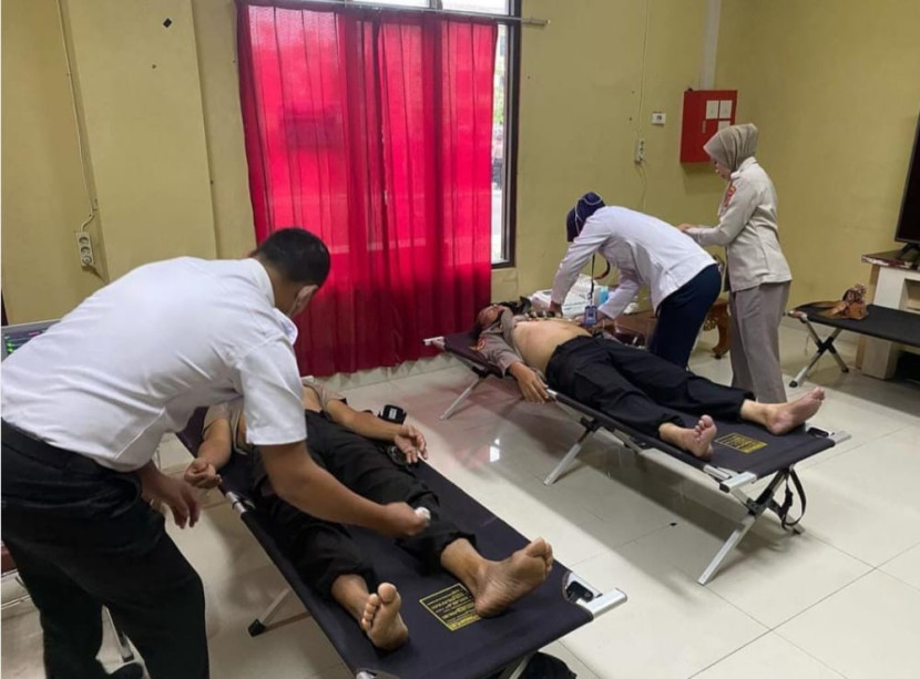 Petuga Bidokkes Polda Lampung periksa kesehatan personel untuk pengamanan pemilu. (Foto: Polda Lampung)