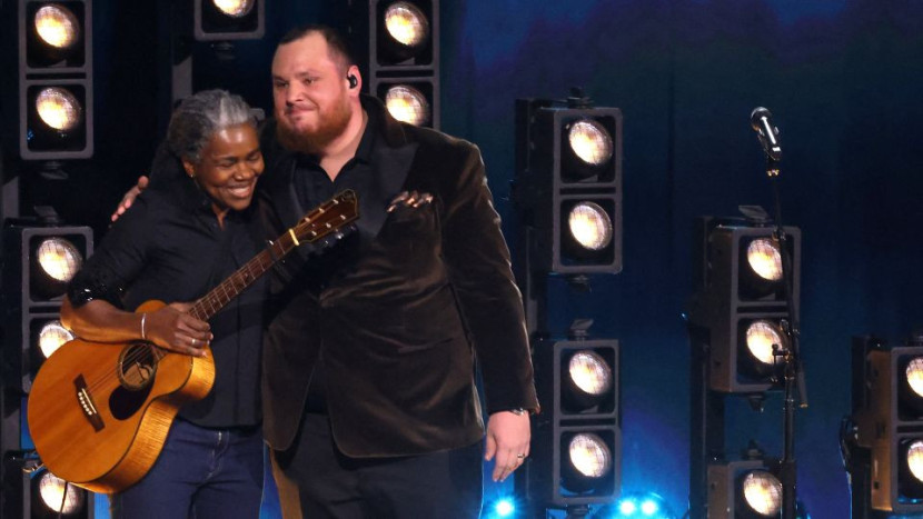 Tracy Chapman dan Luke Combs dalam penampilan duet mereka di Grammy Awards 2024. (Reuters)