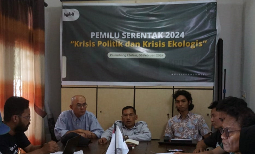 Direktur Walhi Sumsel Yuliusman (ketiga dari kiri) bersama Ketua Dewan Daerah Walhi Sumsel Yudi Fahrian (kedua dari kiri) memberikan keterangan pers menjelang Pemilu serentak 2024. (FOTO: Dok. Walhi Sumsel)