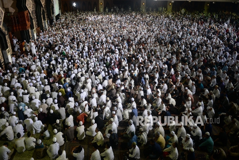 Ribuan jamaah memadati ruang utama Masjid At Tin, Jakarta, saat acara Dzikir Nasional yang diselenggarakan Republika, beberapa waktu silam. (Republika).