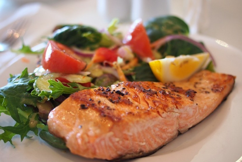 Steak ikan salmo. Salmon adalah ikan berlemak terbaik untuk menurunkan kolesterol. Gambar: Republika