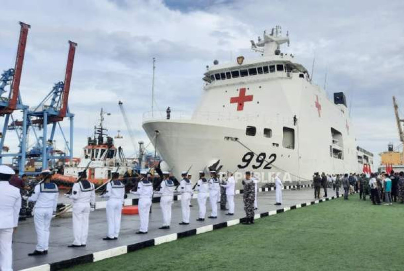 Menteri Pertahanan Prabowo Subianto menyampaikan keterangan pers usai melepas KRI dr Radjiman Wedyodiningrat-992 di Dermaga Kolinlamil, Jakarta Utara, Kamis (18/1/2024). 