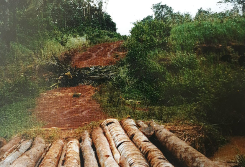 Jembatan penghubung masuk lokasi Markas Warsidi di Talangsari. (Foto: Repro Buku Geger Talangsari tahun 2001)