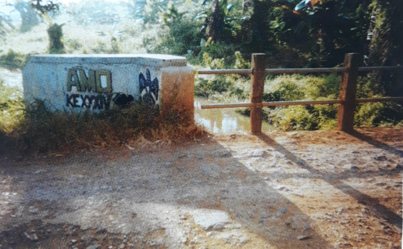Jembatan yang dibangun TNI menuju Dusun Talangsari setelah kejadian. (Foto: Repro Buku Geger Talangsari 2001)