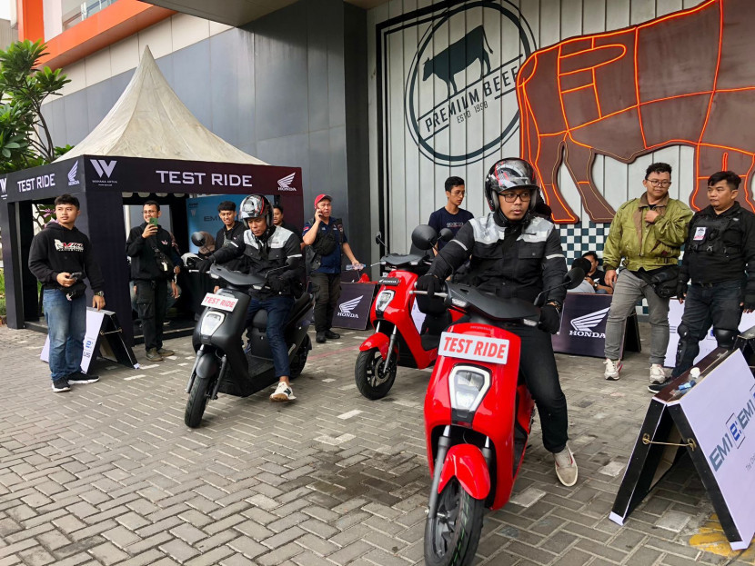 Suasana komunitas saat melakukan test drive Honda EM1:e Dok. Wahana Makmur Sejati