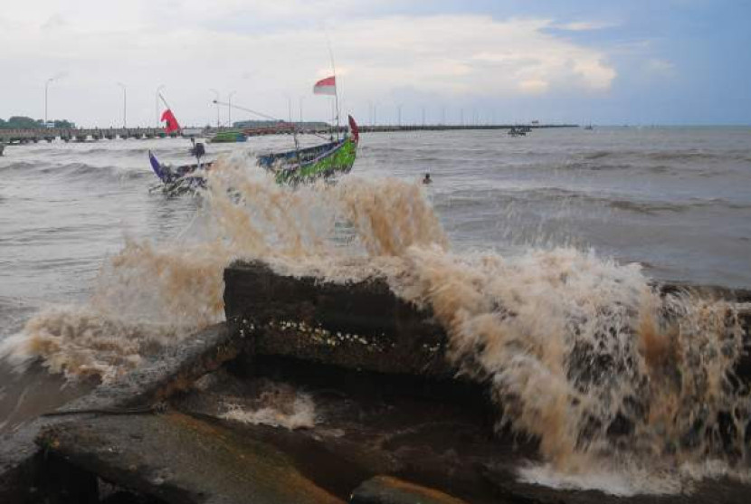 Nelayan menerjang gelombang di kawasan Pelabuhan Jepara, Jobokuto, Jepara, Jawa Tengah, Sabtu (3/2/2024). (ANTARA FOTO/Yusuf Nugroho)