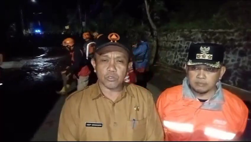 Plt Kepala Pelaksana BPBD Bandung Barat Asep Sehabudin menjelaskan kondisi longsor di Jalan Kolonel Masturi. Dok Republika