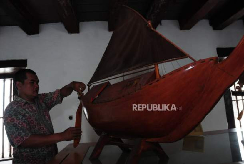 Perahu tradisional Golekan Lete berasal dari Madura dan berfungsi sebagai angkutan niaga dari Jawa-Madura-Kalimantan. (Republika/Adhitya)