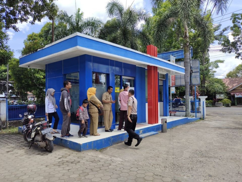 Antrian di ATM Bank Sumsel Babel yang ada di Sekayu, Kabupaten Muba. (FOTO: Dinkominfo Muba)