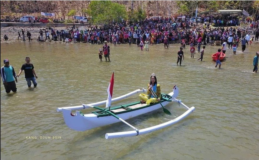 Putri Pariwisata 2019, Clarita Mawarni Salem saat naik jhukong, perahu khas nelayan Bawean. 