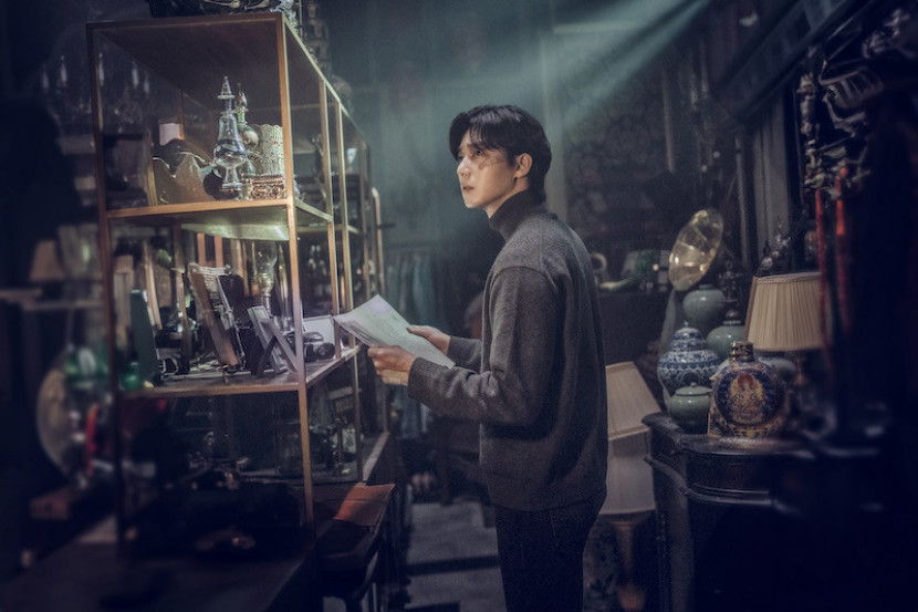 Aktor Park Seo Joon dalam perannya sebagai Jang Tae Sang di serial Gyeongseong Creature. (Netflix)