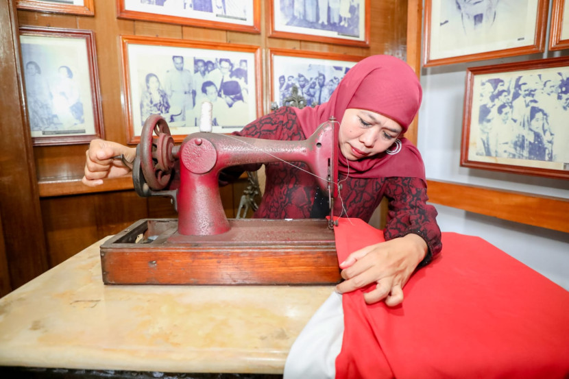 Mesin jahit itu adalah alat yang digunakan beliau untuk menjahit bendera merah putih. 