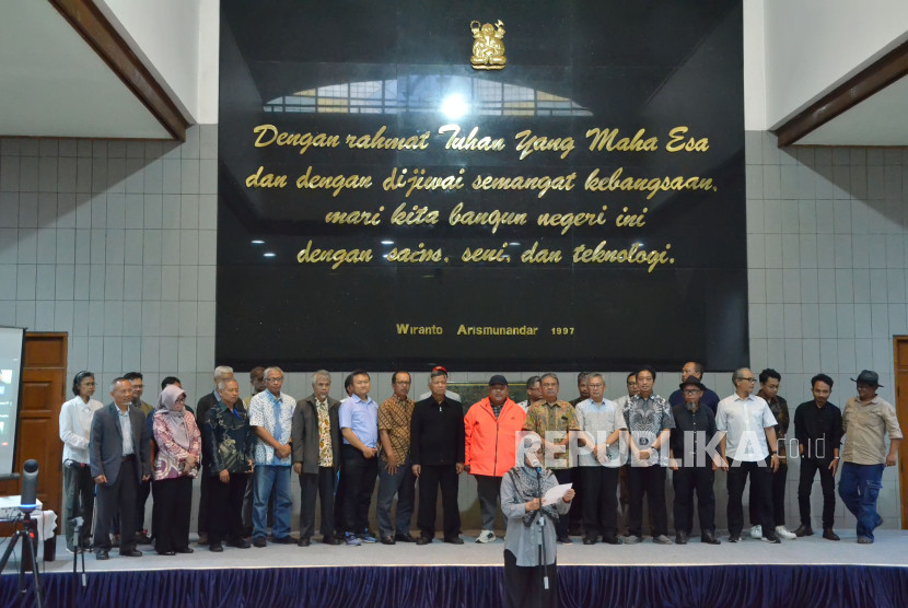 Deklarasi Akademik Komunitas Guru Besar dan Dosen ITB (Institus Teknologi Bandung) Peduli Demokrasi Berintegritas. (FOTO: REPUBLIKA/Edy Yusuf)