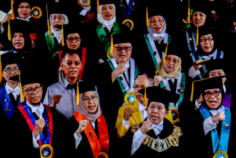 Ketua Dewan Guru Besar Universitas Indonesia (UI) Harkristuti Harkrisnowo (kedua kanan depan) serta sejumlah jajaran Sivitas Akademika UI menyampaikan deklarasi kebangsaan, Jumat (2/2/2024). (FOTO: ANTARA FOTO/Yulius Satria Wijaya)