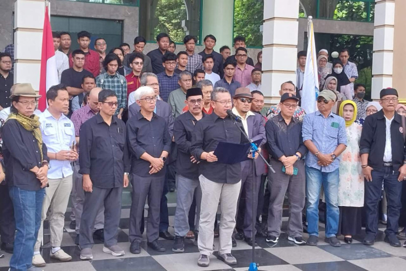 Rektor UII (Universitas Islam Indonesia) Fathul Wahid menyampaikan pernyataan sikap terkait kondisi politik nasional terkini di kampus UII, Sleman, Kamis (1/2/2024). (FOTO: REPUBLIKA/ Febrianto Adi Saputro)