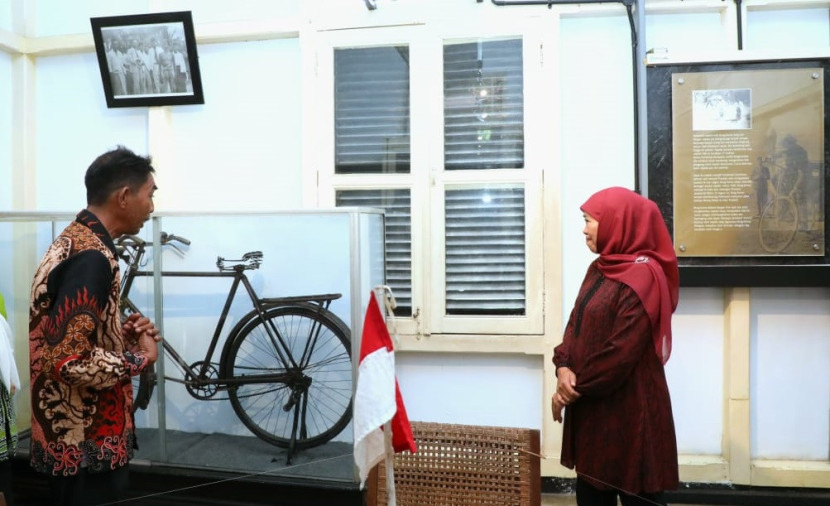 Di ruang tamu, tersimpan berbagai benda bersejarah peninggalan Bung Karno seperti sepeda ontel.