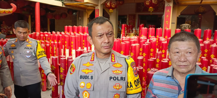 Kapolrestabes Bandung Kombes Pol Budi Sartono saat meninjau vihara jelang Imlek. Dok Republika