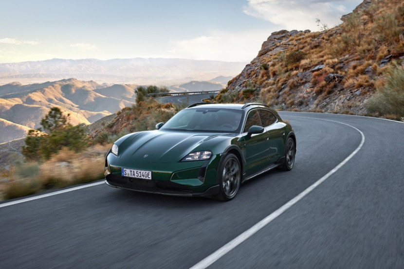 Porsche Taycan Turbo Cross Turismo dengan warna Oak Green Metallic Dok. Porsche