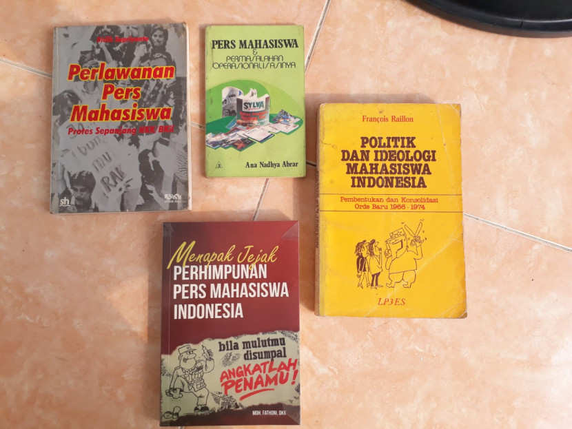 Buku-buku  tentang Pers Mahasiswa di Indonesia. (FOTO: Maspril Aries)