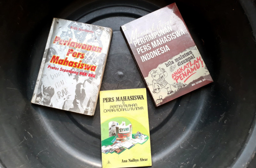 Buku-buku tentang Pers Mahasiswa di Indonesia. (FOTO: Maspril Aries)