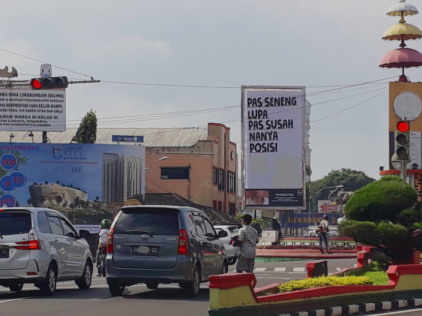 Seorang anak penjual koran lokal masih terlihat perempatan Lampu Merah  Kota Bandar Lampung. (Foto: Mursalin Yasland)