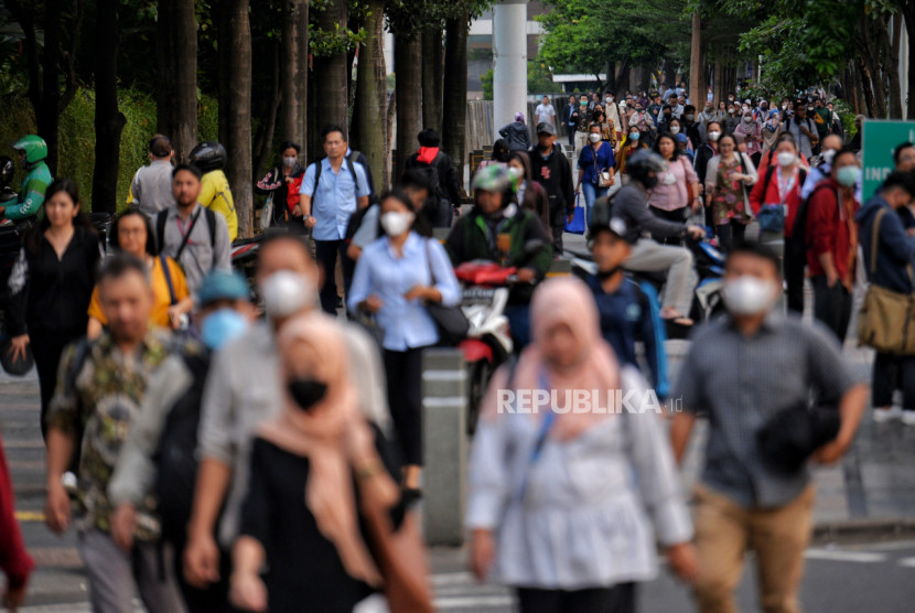 Pekerja berjalan di pedestrian kawasan perkantoran Sudirman, Jakarta, Selasa (2/5/2023). | Republika/Thoudy Badai
