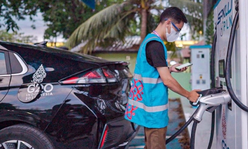 Tampak petugas sedang mengisi daya mobil listrik.     dok PLN