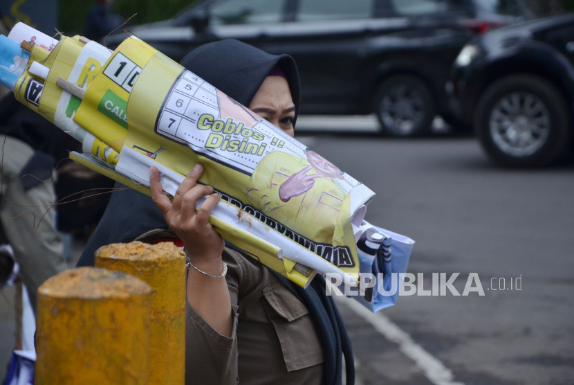 Pembersihan APK peserta pemilu pada masa tenang. (Foto: Edi Yusuf/Republika)