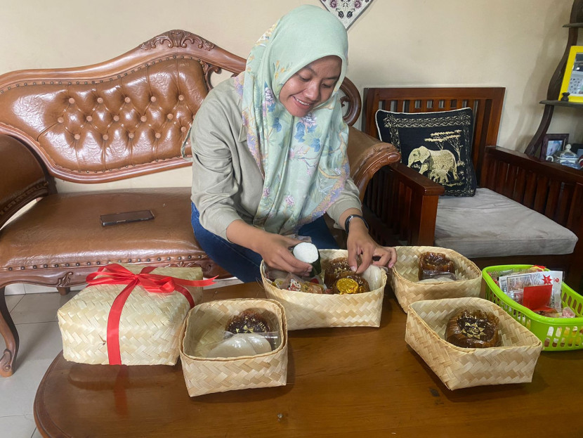 Perajin asal Kota Sukabumi Dila Novianti tengah menyiapkan hampers bernuansa imlek dan sunda, Ahad (11/2/2024).
