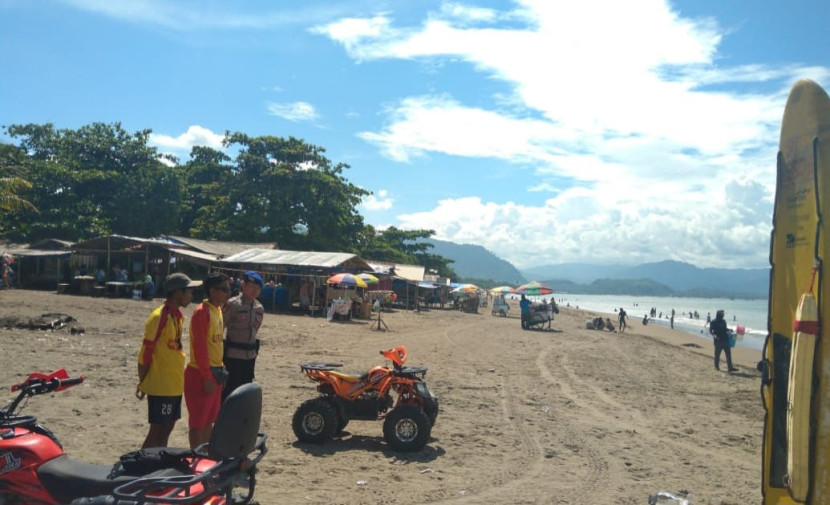 Suasana Pantai Palabuhanratu, Kabupaten Sukabumi di momen libur panjang, Ahad (11/2/2024).