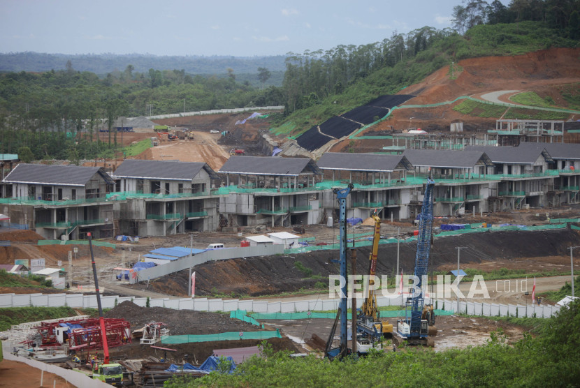 Pekerja menuntaskan pembangunan rumah tapak di Kawasan Inti Pusat Pemerintahan (IKN), Kamis (7/12/2023).