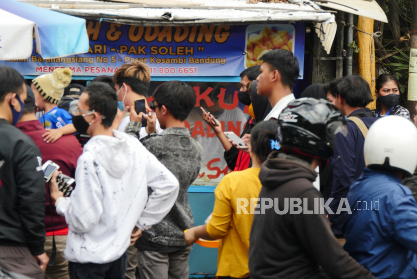 Pembeli mengantre untuk membeli odading Mang Oleh di Bandung, Jawa Barat, pada Kamis (17/9/2020). Odading Mang Oleh menjadi salah satu kuliner yang pernah viral di Indonesia. (Dok. Republika/Yogi Ardhi)