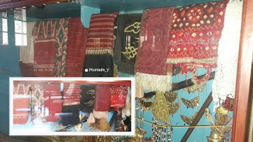 Peninggalan kain tapis dan kain tenunan khas Lampung lainnya masih tersimpan rapi di rumahnya. (Foto: Mursalin Yasland)