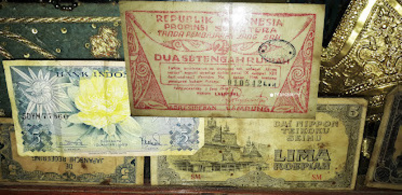 Uang pecahan zaman kolonial masih tersimpan utuh di lemari rumah panggung tersebut. (Foto: Mursalin Yasland)