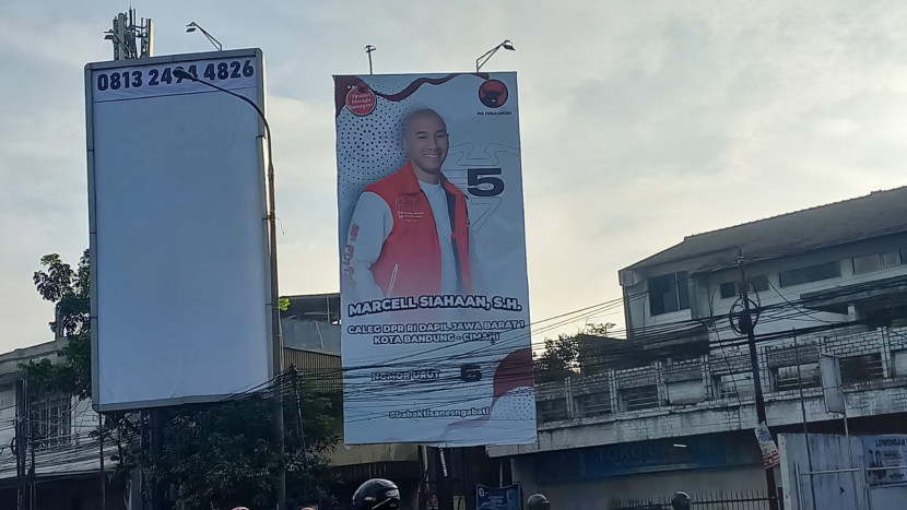 Alat Peraga Kampanye (APK) milik Marcell Siahaan calon legislatif DPR RI masih terpasang di papan reklame yang berada di Jalan Kopo, Kota Bandung, Senin (12/2/2024). Foto M Fauzi Ridwan