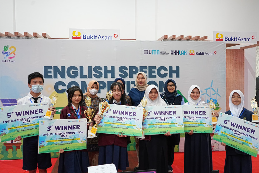 Para pemenang Speech Comptetion. (FOTO: Humas PTBA)