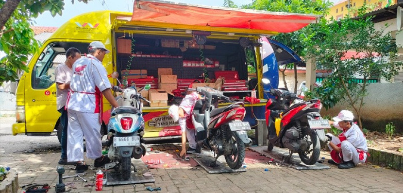 Tampak layanan servis motor keliling (Semok) Wahana sedang melakukan servis sepeda motor wartawan anggota Forwot.              dok Motoresto,id