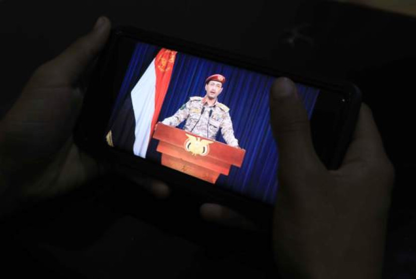 Juru bicara militer Houthi Yahya Sarea menyampaikan pernyataan TV mengenai serangan rudal baru terhadap kapal AS di Teluk Aden, di Sana'a, Yaman, 24 Januari 2024. (EPA-EFE/YAHYA ARHAB)